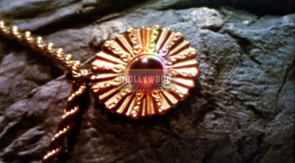 LeprechaunintheHoodLeprechaunsWarwickDavisGoldMedallionNecklaceproppic_01