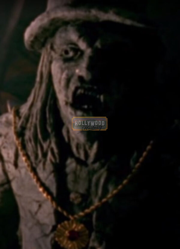 LeprechaunintheHoodLeprechaunsWarwickDavisGoldMedallionNecklaceproppic_03